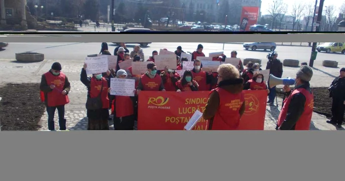 În jur de 30 de persoane s-au adunat joi pentru a protestat în faţa Prefecturii Iaşi. Foto: Adevarul