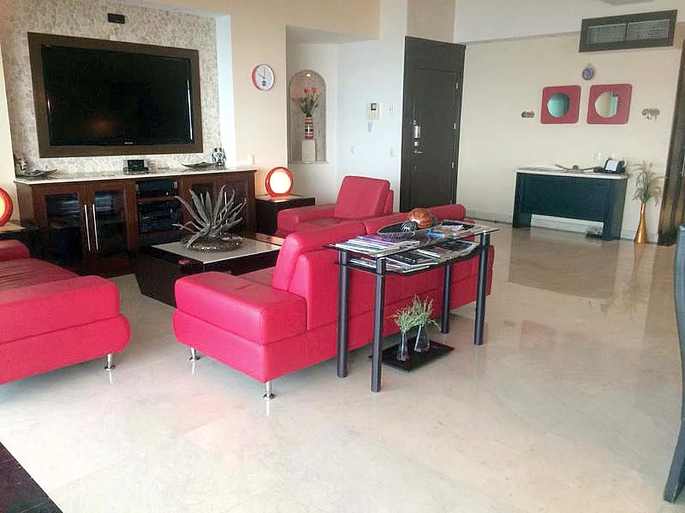 Pentru decoraţiuni, Nick Rădoi a preferat roşu, culoarea pasiunii