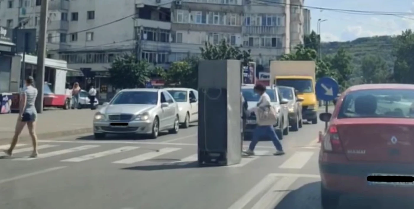Ieșean suprins în timp ce împingea un frigider în mijlocul unei intersecții din Iași /foto: Facebook