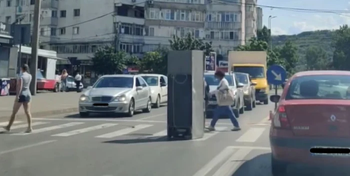 Ieșean suprins în timp ce împingea un frigider în mijlocul unei intersecții din Iași /foto: Facebook