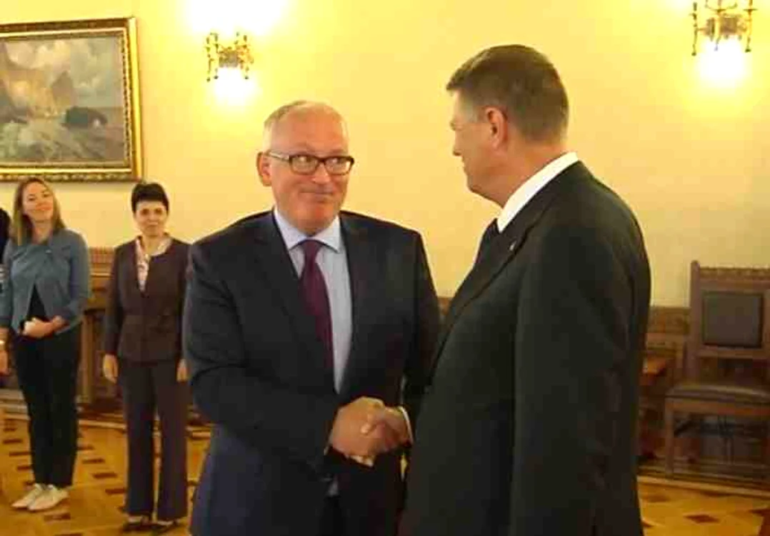 
    Frans Trimmermans a avut o expresie sugestivă când i-a spus lui Iohannis: "E o zi interesantă"captură video  