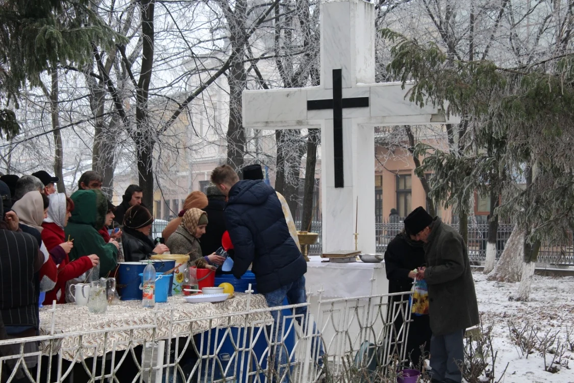 Enoriaşii merg la biserică pentru a lua apă sfinţită. FOTO Arhivă Adevărul