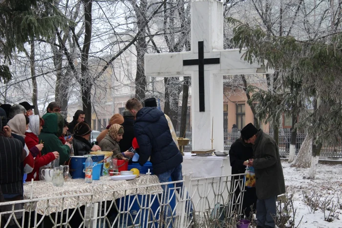 Enoriaşii merg la biserică pentru a lua apă sfinţită. FOTO Arhivă Adevărul