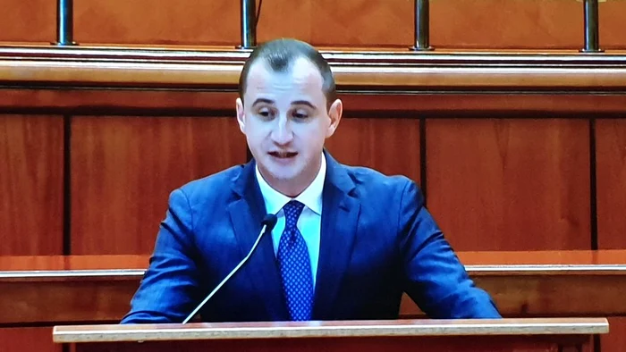 Moțiunea a fost citită de liderul grupului PSD din Camera Deputaţilor, Alfred SimonisSursa foto: captură video Digi24