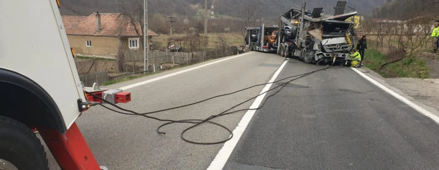 Imagini de la accidentul de pe Valea Oltului Câineni pe DN 7 - E 81 coliziune  între două TIR-uri Foto Adevărul