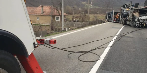 Imagini de la locul accidentului de pe Valea Oltului  - Vâlcea produs în urma coliziunii dintre două TIR-uri unul dintre ele fiind scos din şanţ Foto Adevărul