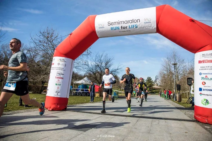 Pasionat de sport, dar mai ales de alergare, jandarmul a intrat în competiţia care a reunit peste 400 de participanţi, la categoria 18-34 ani, masculin (21 km)