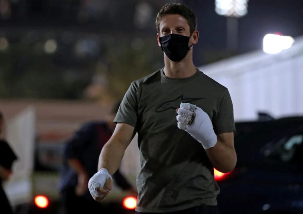 Romain Grosjean a suferit arsuri la ambele mâini după teribilul accient din BahrainFOTO: EPA