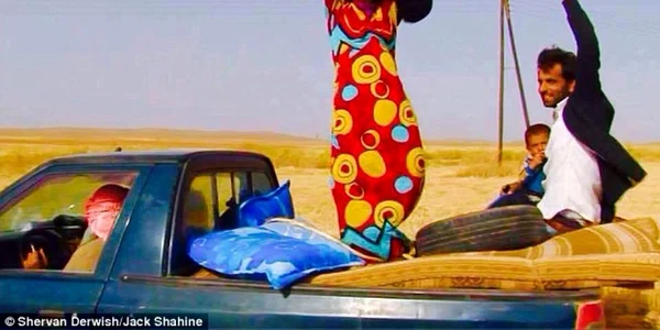 Cum îşi aruncă vălurile femeile siriene ce au fost prizonierele Statului Islamic FOTO Daily Mail