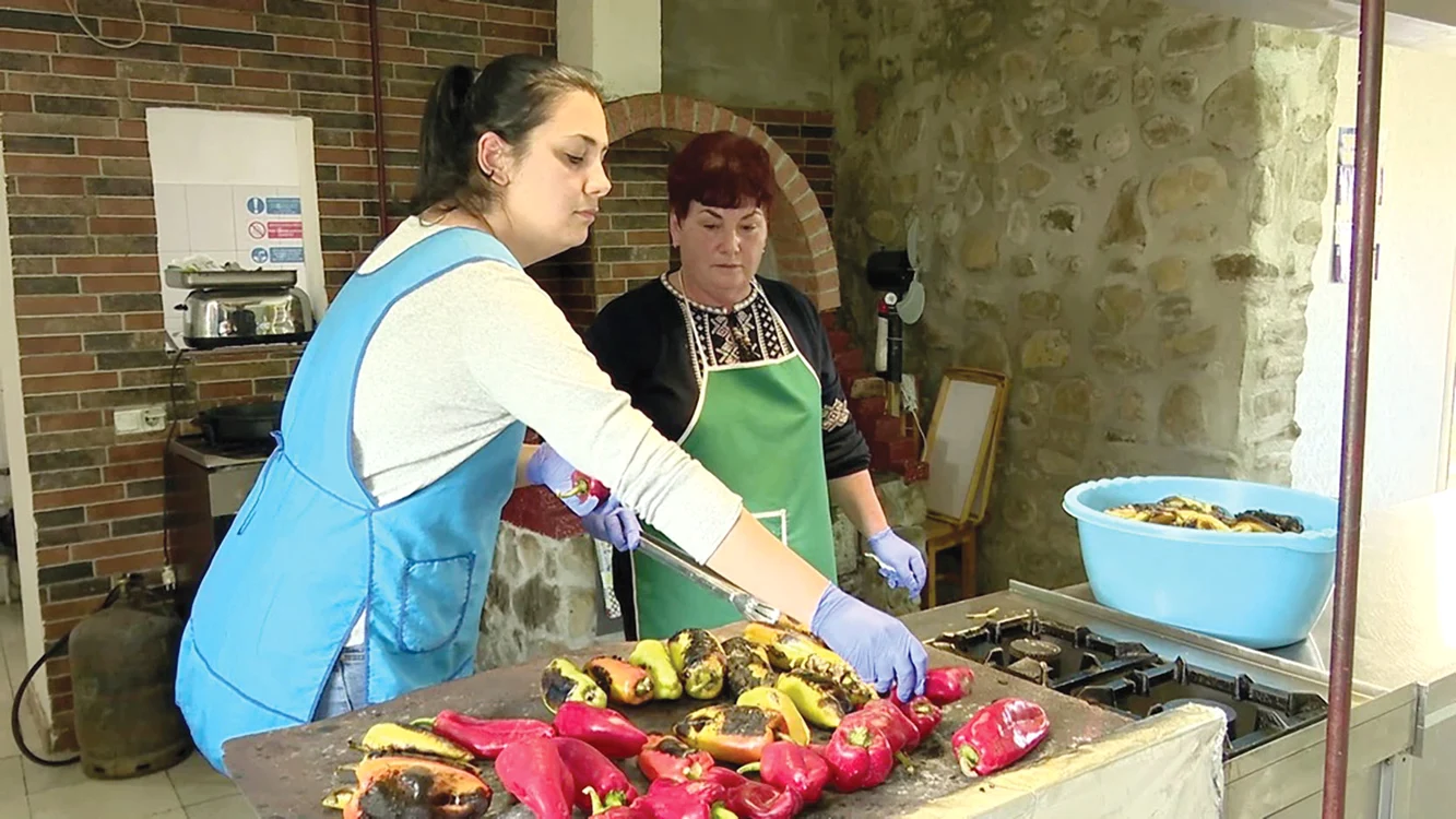 Gospodinele au pus ardeii şi gogoşarii la copt. Foto: Iulian Bunilă