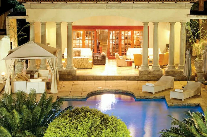 S-au bălăcit în piscina exterioară 