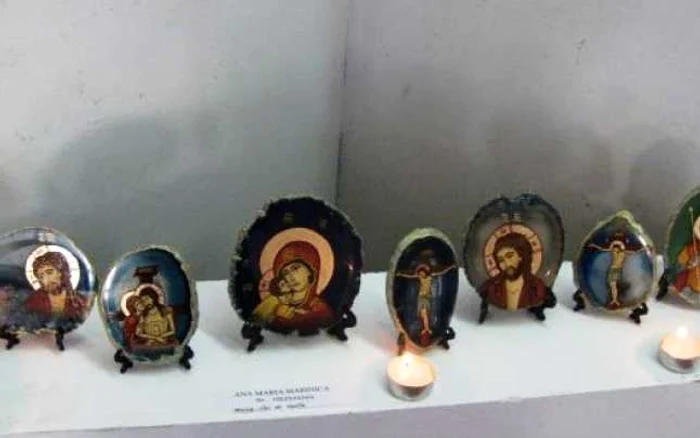 Expoziţia cuprinde aproximativ 100 de icoane ortodoxe realizate în exclusivitate de către copii