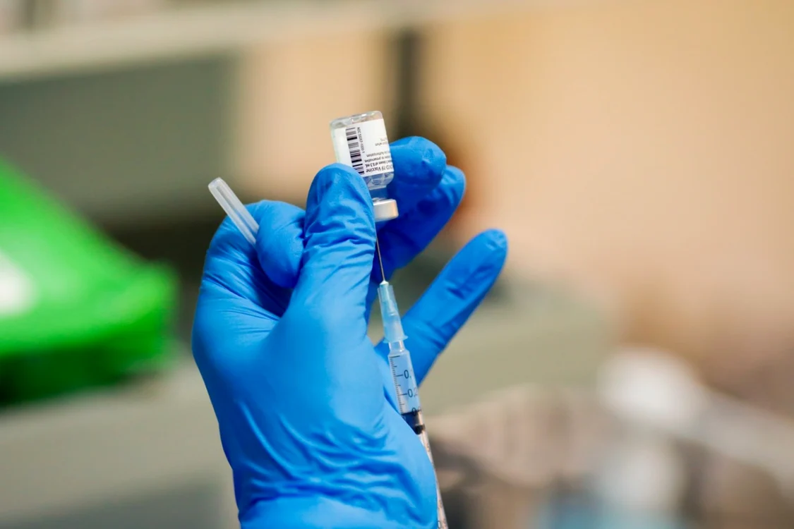 În cazuri rare, pot apărea efecte secundare severe de tip alergic la vaccinarea anti-COVID