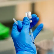 vaccinare vaccin seringa foto shutterstock