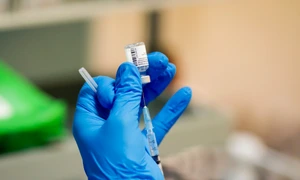 vaccinare vaccin seringa foto shutterstock