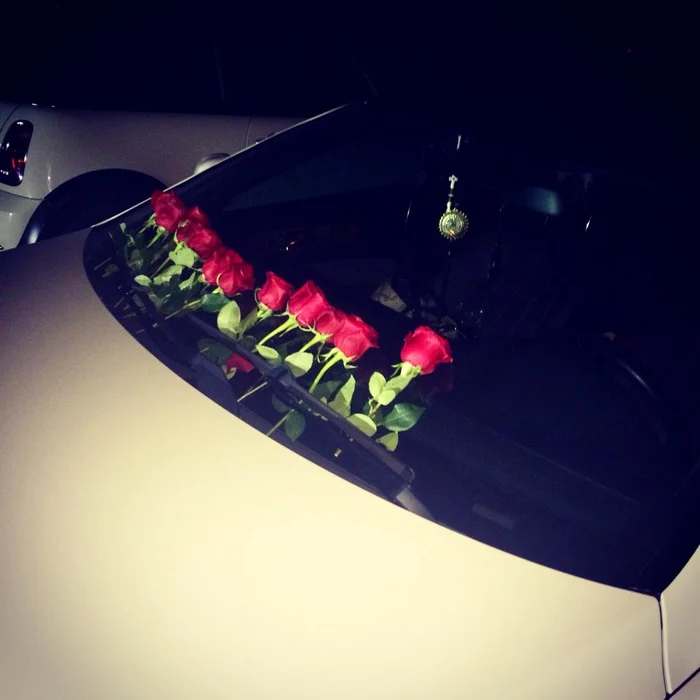 11 trandafiri roşii pe maşina Loredanei