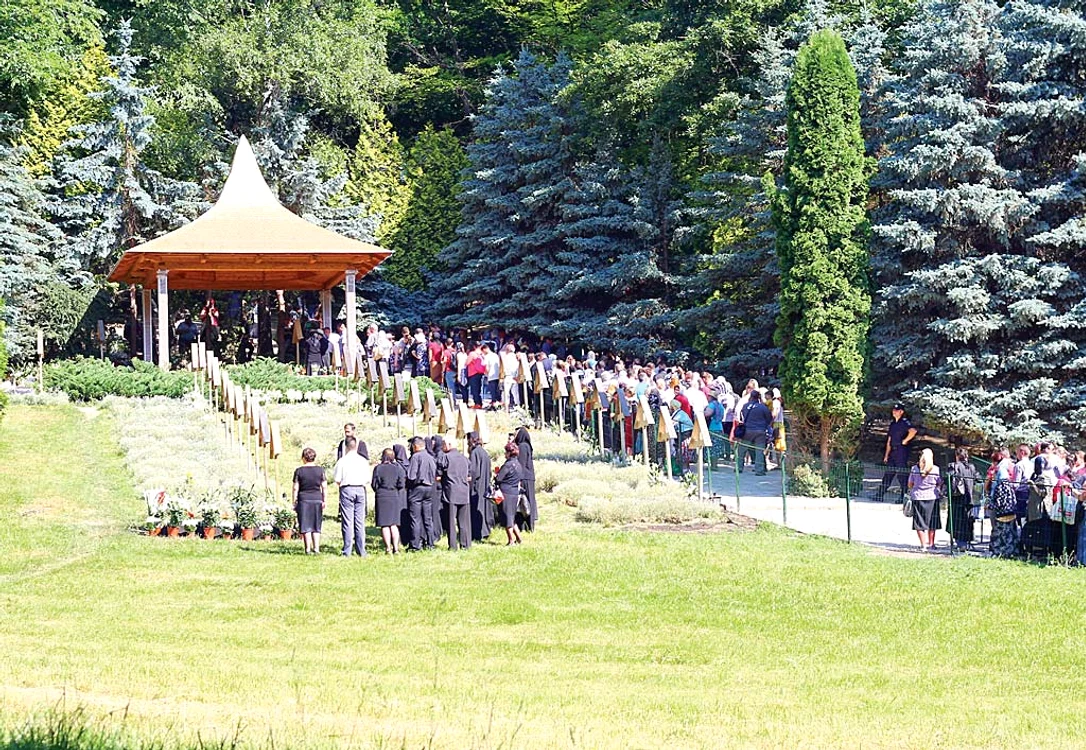 Mănăstirea Prislop a devenit loc de pelerinaj pentru români