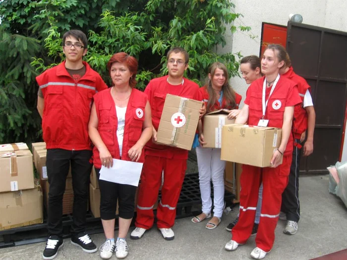 Tinerii au împachetat ieri donaţiile