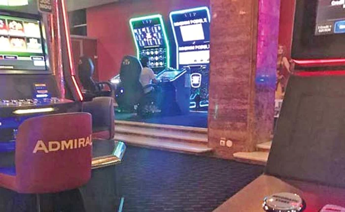 
    Educatoarea era o  împătimită a jocurilor de noroc  