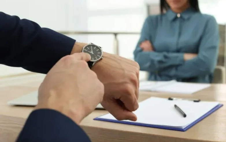 O femeie a fost concediată pentru că ajungea cu 40 de minute mai devreme la serviciu. A ignorat avertismentele angajatorului