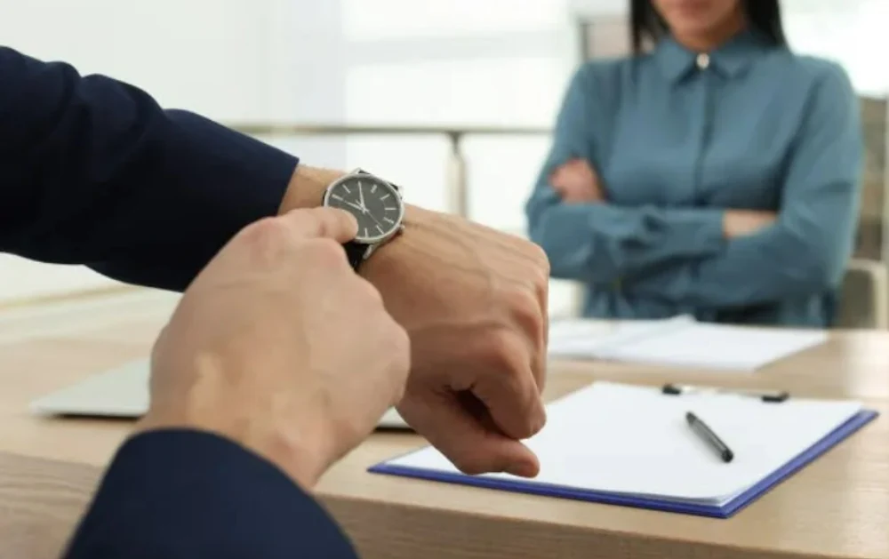 O femeie a fost concediată pentru că ajungea cu 40 de minute mai devreme la serviciu. A ignorat avertismentele angajatorului