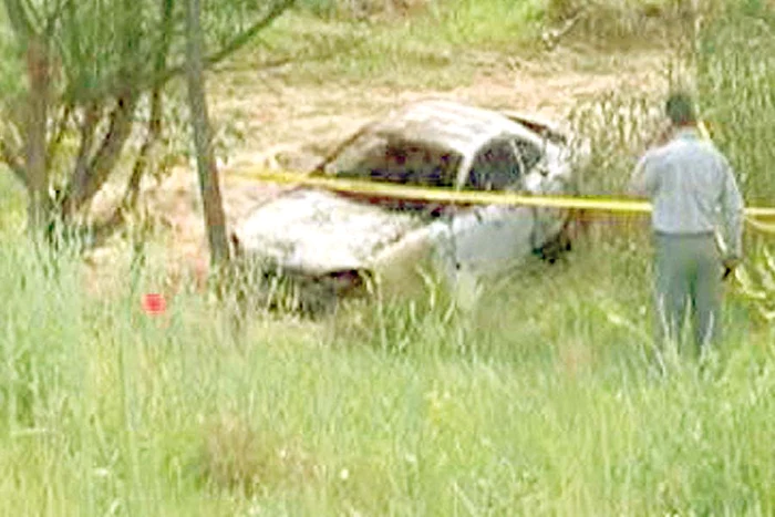 
    Au omorât doi oameni, apoi  au incendiat maşina în care se aflau (captură rtv.net)  