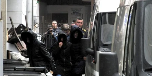 Funcţionarii sunt acuzaţi că au şters din evidenţa contabilă sute de amenzi