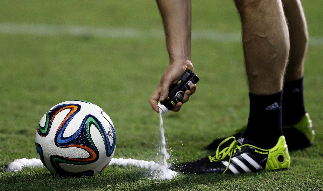 Spray-ul cu spumă pentru lovituri libere. FOTO: Reuters