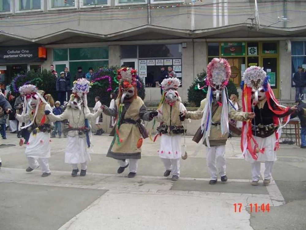 Moşoii şi moşoicuţele ies pe străzile din Luncaviţa