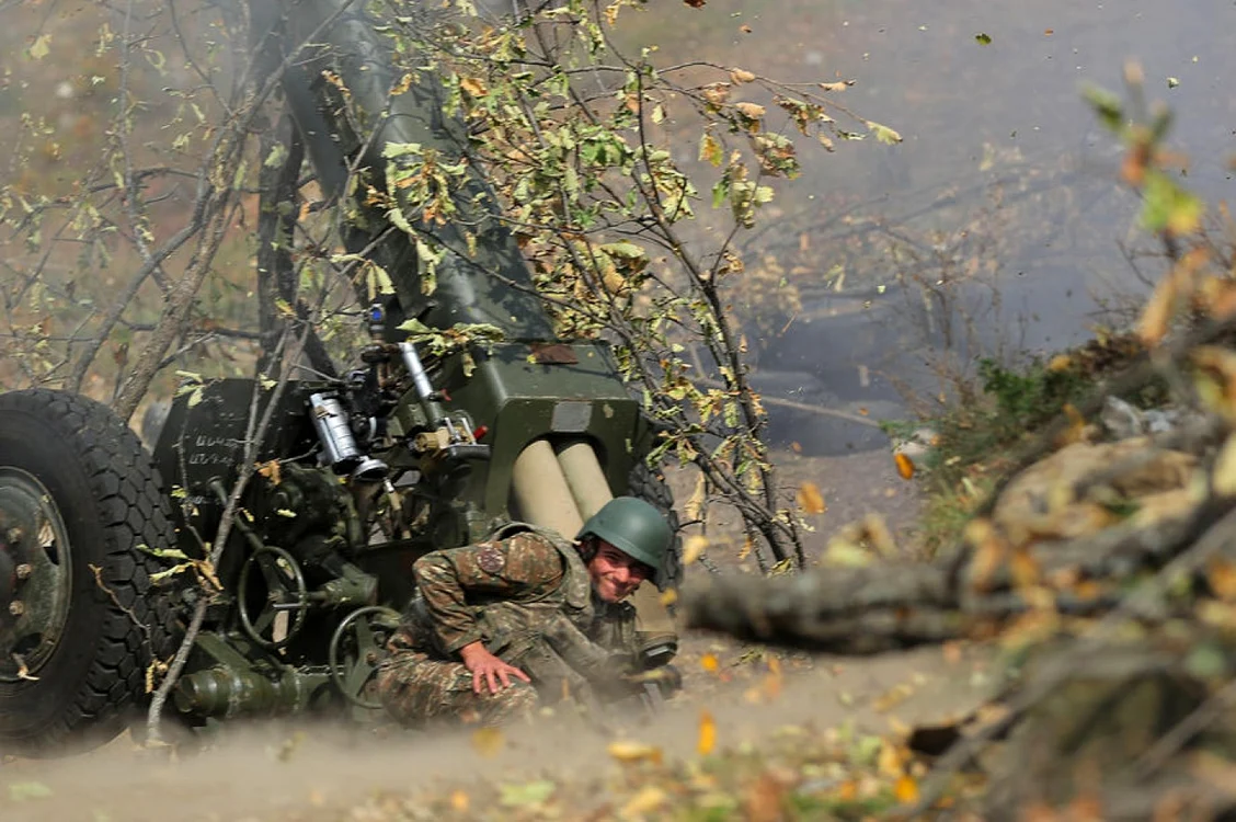 Soldat armean luptând împotriva Azerbaidjanului FOTO EPA-EFE