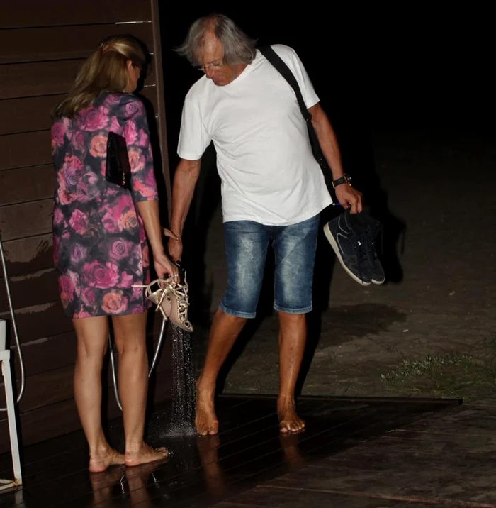 Cei doi s-au spălat pe picioare temeinic şi s-au îndreptat spre hotel