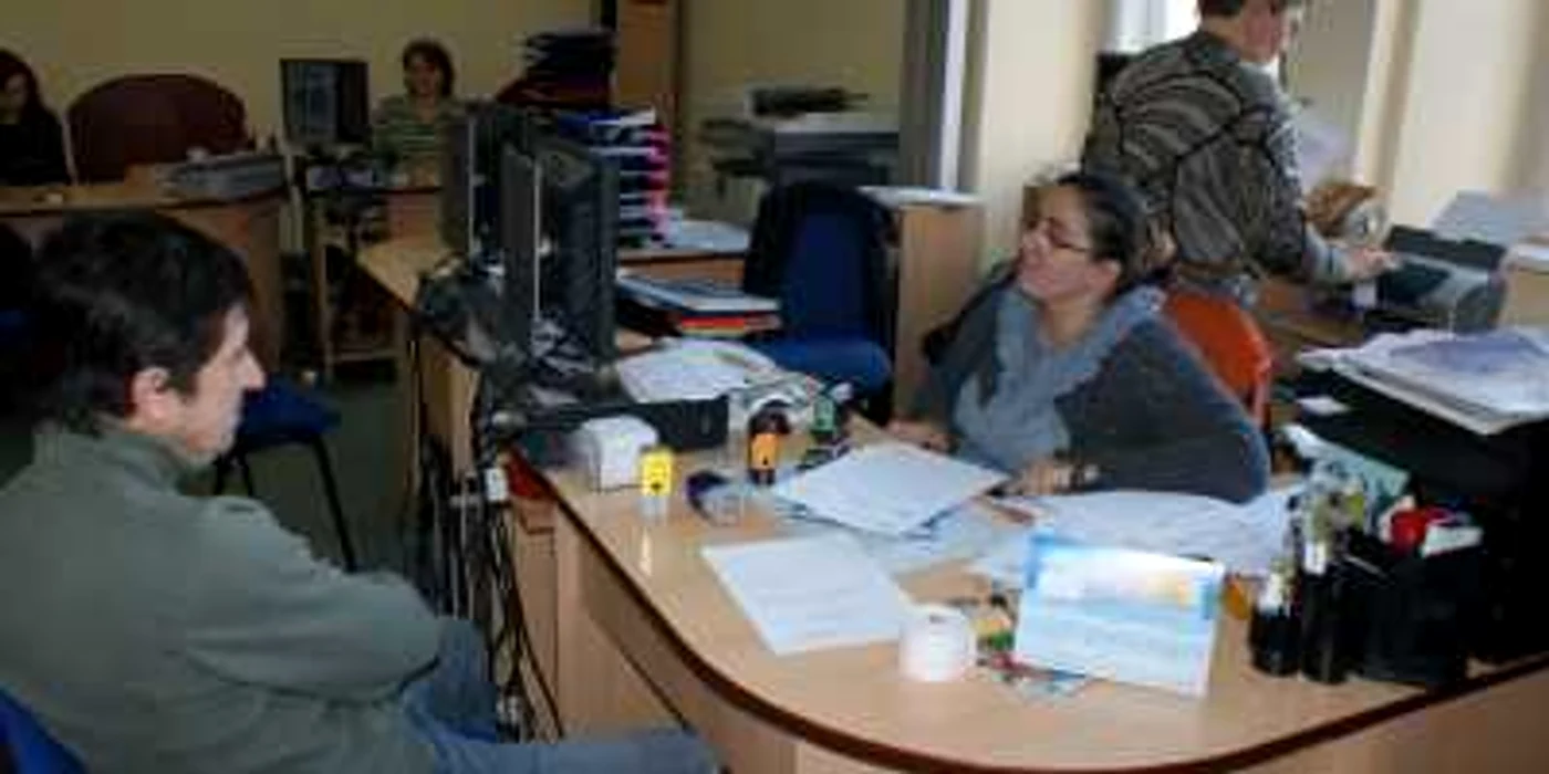 Funcționarii încearcă să recupereze datoriile 