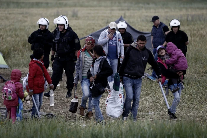 Refugiaţi îşi transportă bunurile în timpul unei operaţiuni de evacuare într-o tabără de refugiaţi improvizată de lângă Idomeni nordul Greciei FOTO AP