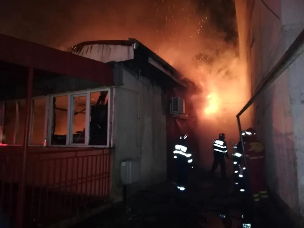 Incendiul a izbcnit pe strada Dunărea FOTO Facebook/ISU Călăraşi