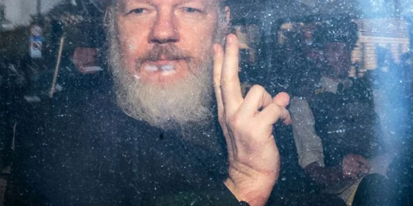 Julian Assange gesticulează către fotoreporteri dintr-un vehicul al poliţiei la sosirea sa la curtea Magistraţilor din Westminster în Londra Marea Britanie FOTO Guliver / Getty Images / Jack Taylor