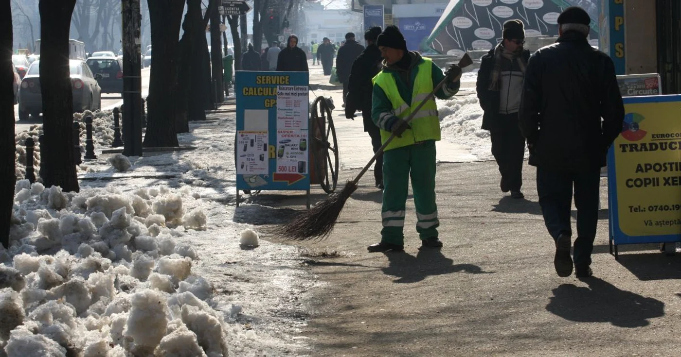 Măturătorii ar putea primi salarii mai mari din martie. FOTO Arhivă