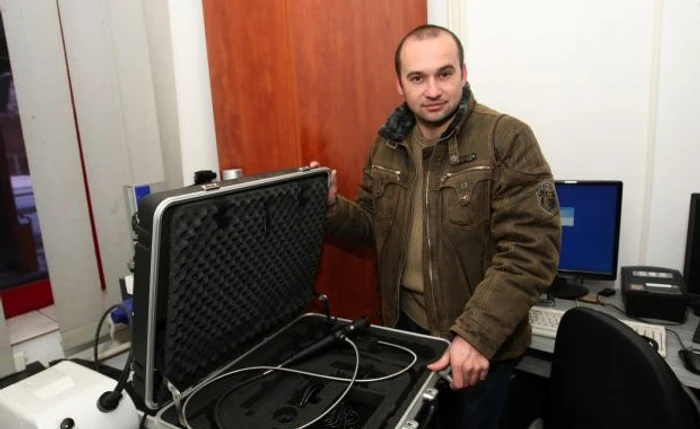 Endoscopul folosit pentru verificarea rezervorului de la maşini