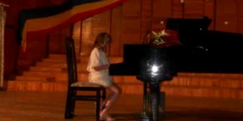 Micii pianişti şi violonişti vor acompania spectacolul