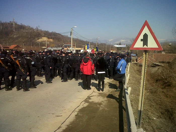 Minerii și efectivele de jandarmi au blocat accesul pe Defileul Jiului (sursa: Cronica Văii Jiului)