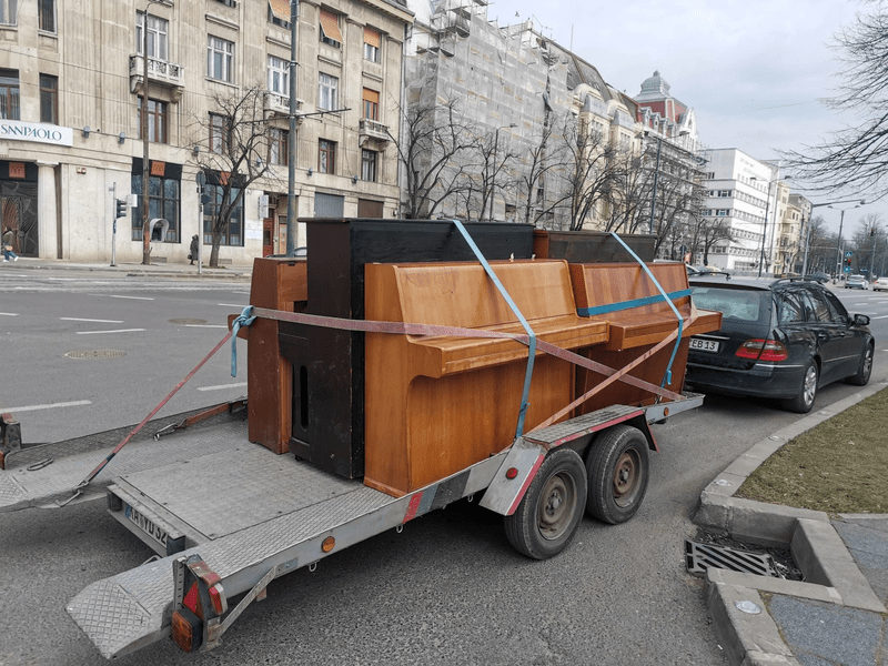 Timișoara, împânzită cu piane de bulgarii bănățeni din Germania. Au fost livrate peste 75 de instrumente
