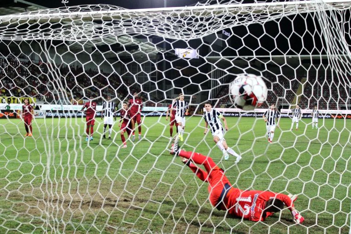 
    Radunovic a marcat două goluri din penalty contra CFR-uluiFOTO: Sportpictures.eu  