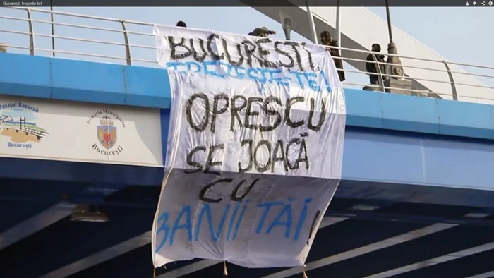 Bannerul a fost afişat pe podul de la Grozăveşti. FOTO captură youtube