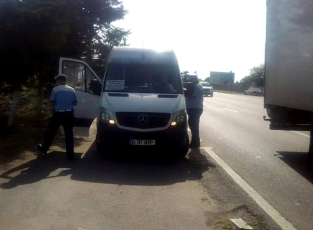 
    Șoferii de microbuze prinși că transportau mai mulți călători decât capacitatea mașinii au primit 750 de lei amendă  