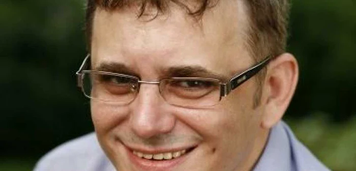 Iulian Comanescu este analist media, autor al volumului „Cum să
devii un Nimeni” (Humanitas, 2009).