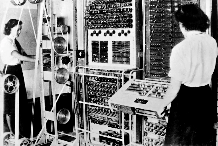 Maşina de calcul Colossus – considerată strămoşul computerului, construită de matematicienii şi inginerii de la Bletchley Park, pentru spargerea cifrurilor germane folosite în transmiterea mesajelor prin teleimprimator