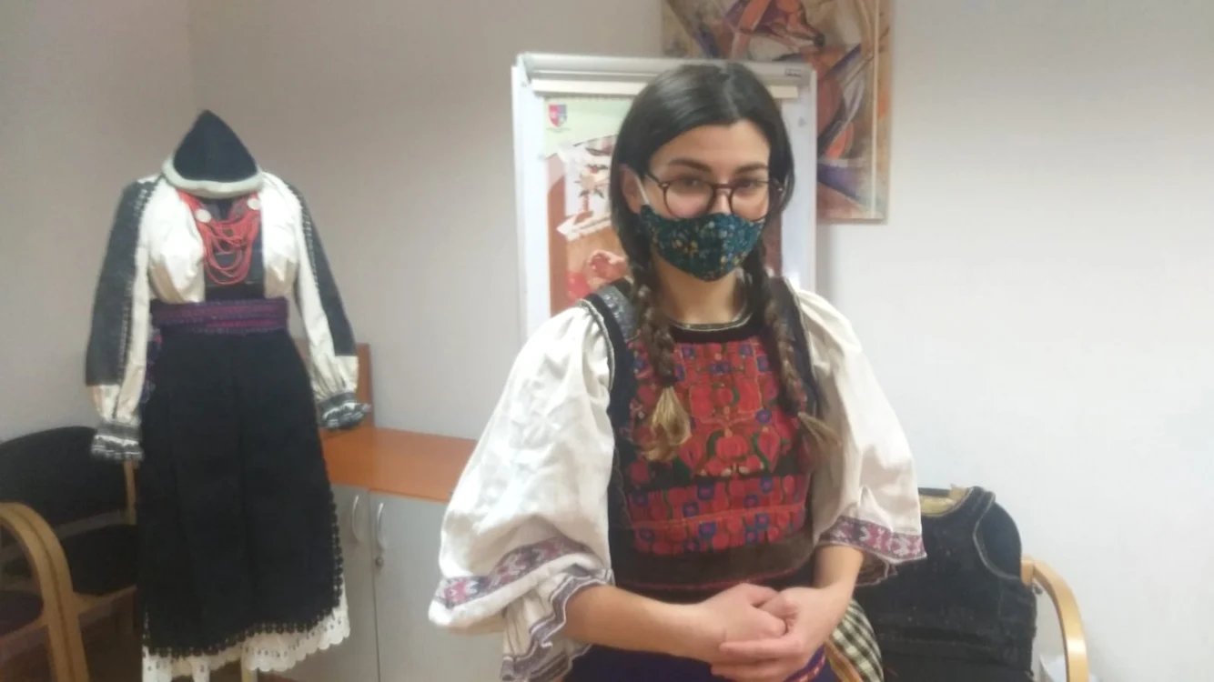 Roxana Dochia i-a învăţatpe copiii din Braşov să facă mărţişoare cu care să alunge vremea rea. FOTO: Ioan Buciumar