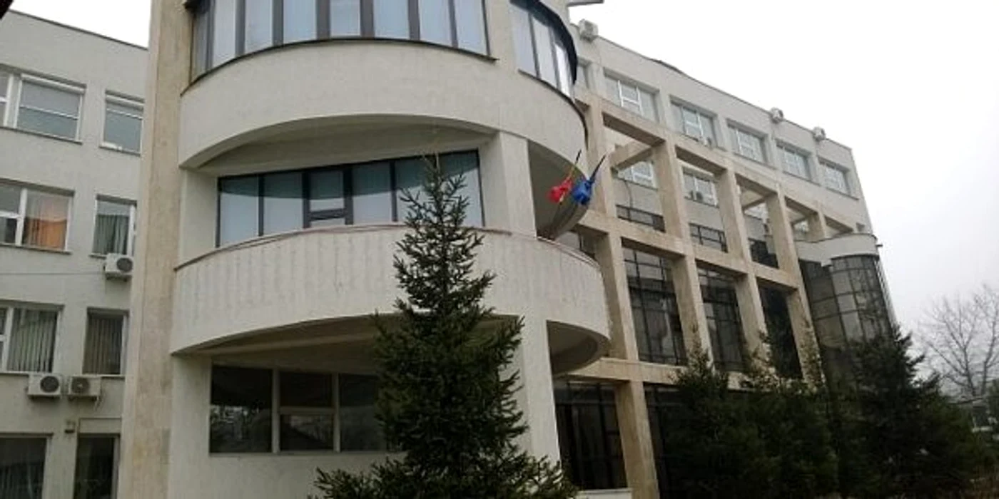 
    Un angajat al DSP Suceava, care figura ca vaccinat anti-Covid, a făcut o formă severă a bolii și a muritsite: dspsv.ro  