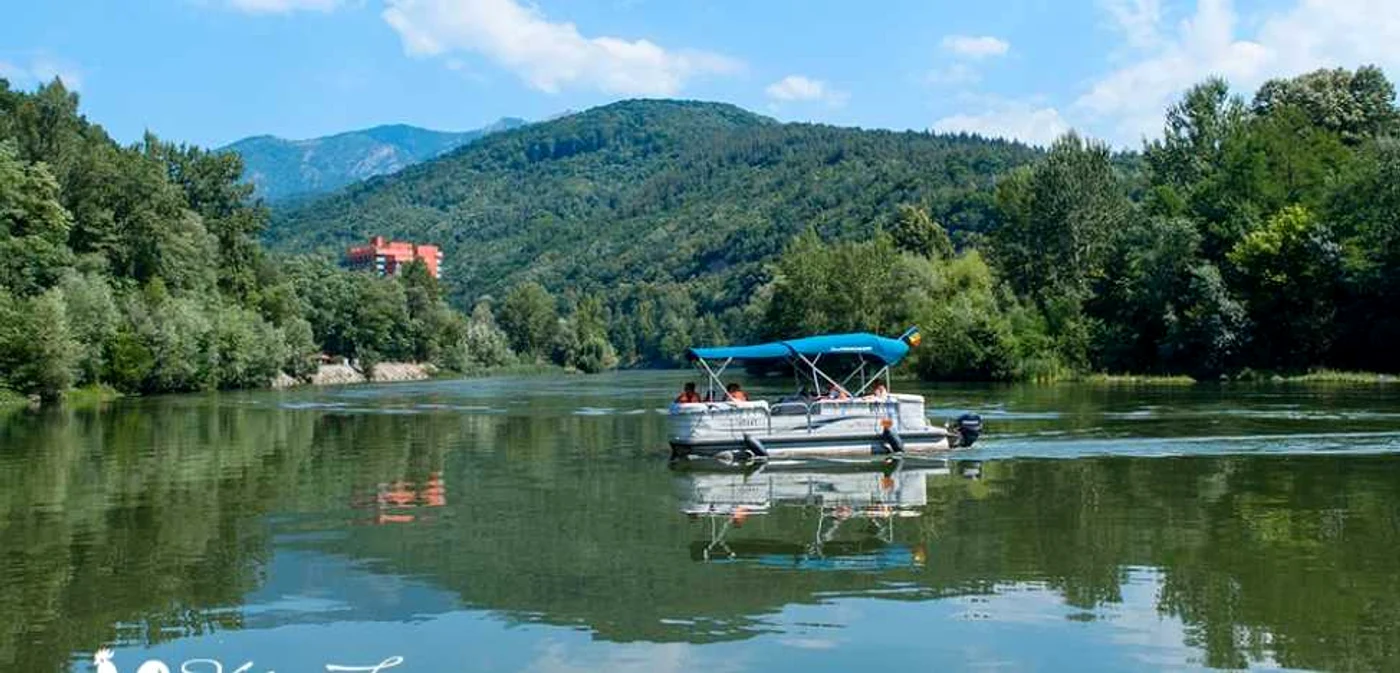 Turiştii se pot plimba pe Olt şi cu catamaranul unui investitor din Tulcea. O calatorie costa 20 de lei. Foto valceaturistica.ro