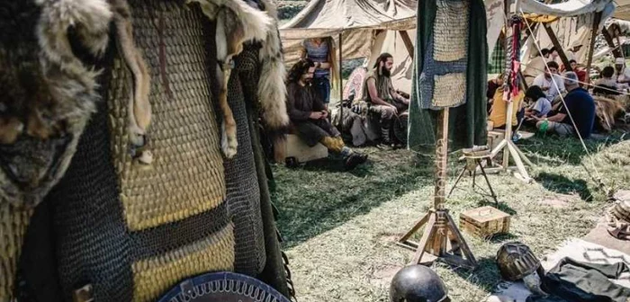 Dacii şi romanii iau cu asalt Cetatea Râşnov. FOTOAlina Bondrea