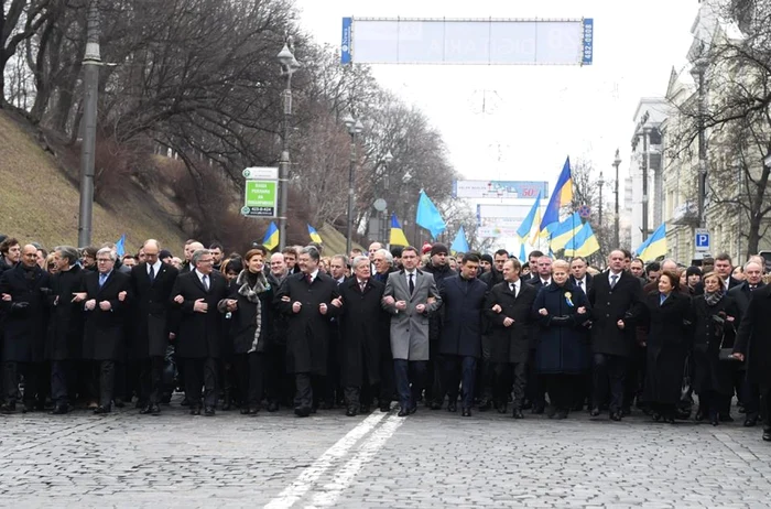 FOTO de la „Marşul Demnităţii”, la care a participat şi preşedintele R. Moldova, Nicolae Timofti. Sursa foto: www.facebook.com/D.Grybauskaite (profilul preşedintelui Lituaniei)